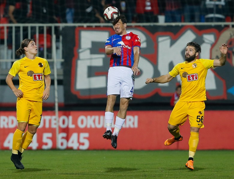 Eskişehirspor Altınordu deplasmanında 10 kiş kalan rakibine 2-0 yenildi.