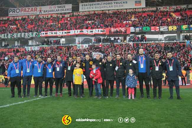 Eskişehirspor, Spor Toto 1. Lig'de en güçlü rakiplerden Gençlerbirliği'ni sahasında ağırladı. Transfer tahtasının açılmasıyla rahat bir nefes alıp, kadrosunu güçlendiren Kırmızı Şimşekler, gol düellosu haline gelen ve nefesleri kesen maçtan 3-2 galibiyetle ayrılmasını bildi.