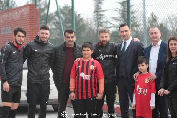 Koyu bir Eskişehirspor taraftarı olan Berkay ise yaptığı açıklamada, “Hayalimi gerçekleştirdim. Çok mutluyum. Eskişehirspor benim her zaman en büyük hayalim. İnşallah ben de ileride futbolcu olacağım” dedi. 