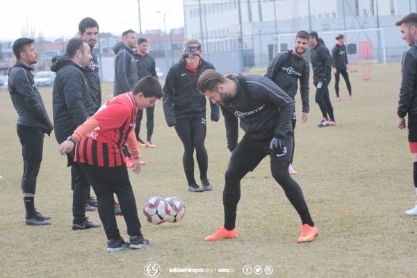 Eskişehirsporlu taraftar Berkay, Siyah Kırmızılı takımla antrenmana çıkarak hayalini gerçekleştirdi. Yunus Emre İlkokulu öğrencisi Berkay, futbolcularla birlikte çalıştı.