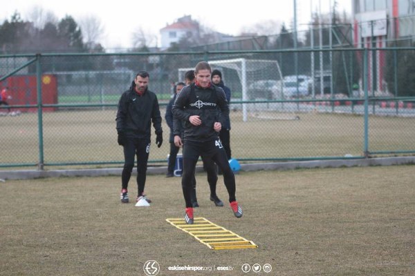 Eskişehirsporlu taraftar Berkay, Siyah Kırmızılı takımla antrenmana çıkarak hayalini gerçekleştirdi. Yunus Emre İlkokulu öğrencisi Berkay, futbolcularla birlikte çalıştı.