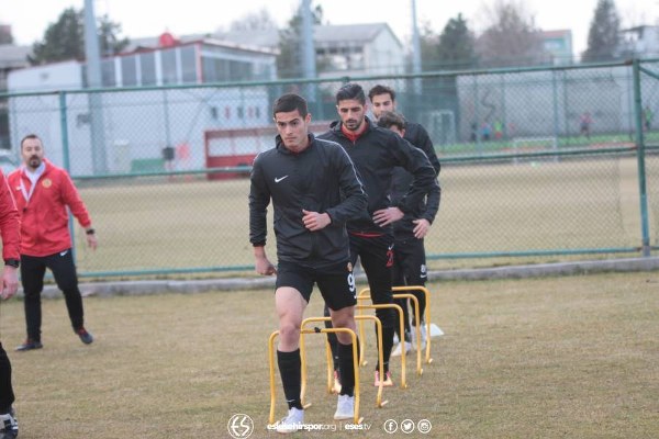 Eskişehirsporlu taraftar Berkay, Siyah Kırmızılı takımla antrenmana çıkarak hayalini gerçekleştirdi. Yunus Emre İlkokulu öğrencisi Berkay, futbolcularla birlikte çalıştı.