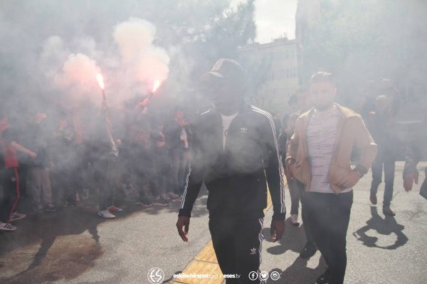 Eskişehirsporlu futbolcular "Hayalimsin Eskişehirspor" resim yarışmasının ödül töreninde yer aldı. Eskişehirspor Sportif Direktörü Ayhan Taşçı, takım kaptanı Sezgin Coşkun, H.İbrahim Öner, Kamal Issah, M.Feyzi Yıldırım, Erdal Aktari’nin yer aldığı organizasyonda dereceye giren öğrencilere ödülleri takdim edildi.


