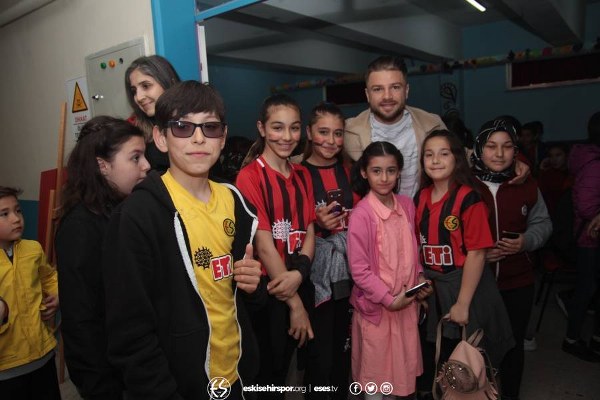 Eskişehirsporlu futbolcular "Hayalimsin Eskişehirspor" resim yarışmasının ödül töreninde yer aldı. Eskişehirspor Sportif Direktörü Ayhan Taşçı, takım kaptanı Sezgin Coşkun, H.İbrahim Öner, Kamal Issah, M.Feyzi Yıldırım, Erdal Aktari’nin yer aldığı organizasyonda dereceye giren öğrencilere ödülleri takdim edildi.


