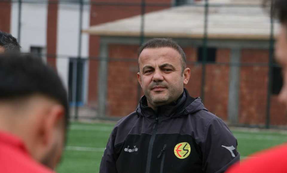 Teknik Direktör İbrahim Baş’ın istifasının ardından Eskişehirli futbolcular yeni hocasına kavuştu. Eskişehirspor’un yeni teknik direktörü Levent Kartop çalışmalara hızlı başlayarak imza töreninden sonra direkt sahaya indi ve futbolcularla tanıştı. İşte Siyah Kırmızılı futbolcuların hocasıyla ilk tanışma anları... 