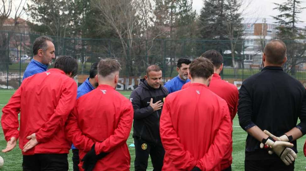 Teknik Direktör İbrahim Baş’ın istifasının ardından Eskişehirli futbolcular yeni hocasına kavuştu. Eskişehirspor’un yeni teknik direktörü Levent Kartop çalışmalara hızlı başlayarak imza töreninden sonra direkt sahaya indi ve futbolcularla tanıştı. İşte Siyah Kırmızılı futbolcuların hocasıyla ilk tanışma anları... 