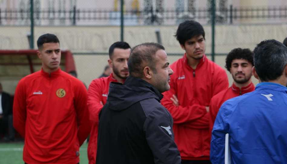 Teknik Direktör İbrahim Baş’ın istifasının ardından Eskişehirli futbolcular yeni hocasına kavuştu. Eskişehirspor’un yeni teknik direktörü Levent Kartop çalışmalara hızlı başlayarak imza töreninden sonra direkt sahaya indi ve futbolcularla tanıştı. İşte Siyah Kırmızılı futbolcuların hocasıyla ilk tanışma anları... 