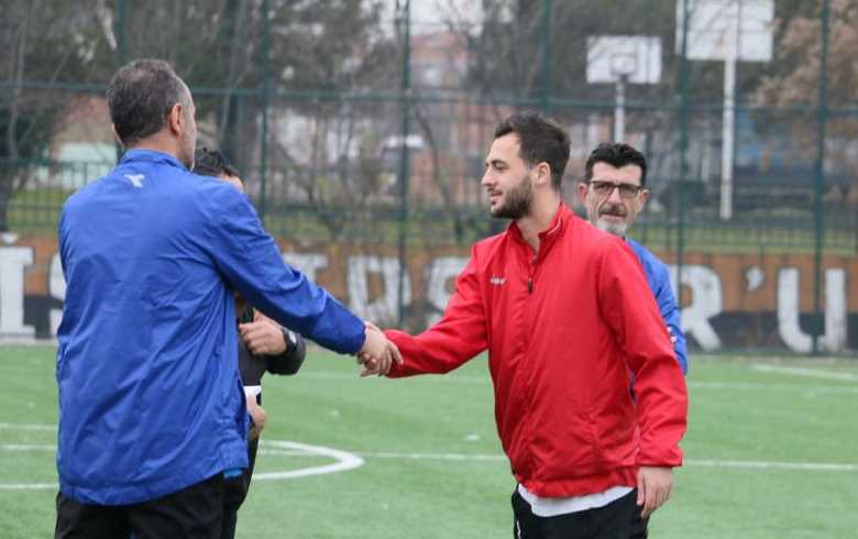 Teknik Direktör İbrahim Baş’ın istifasının ardından Eskişehirli futbolcular yeni hocasına kavuştu. Eskişehirspor’un yeni teknik direktörü Levent Kartop çalışmalara hızlı başlayarak imza töreninden sonra direkt sahaya indi ve futbolcularla tanıştı. İşte Siyah Kırmızılı futbolcuların hocasıyla ilk tanışma anları... 