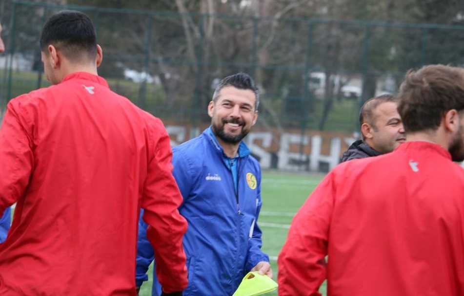 Teknik Direktör İbrahim Baş’ın istifasının ardından Eskişehirli futbolcular yeni hocasına kavuştu. Eskişehirspor’un yeni teknik direktörü Levent Kartop çalışmalara hızlı başlayarak imza töreninden sonra direkt sahaya indi ve futbolcularla tanıştı. İşte Siyah Kırmızılı futbolcuların hocasıyla ilk tanışma anları... 