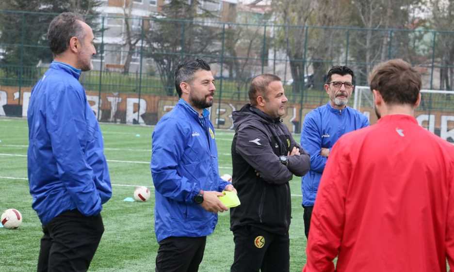 Teknik Direktör İbrahim Baş’ın istifasının ardından Eskişehirli futbolcular yeni hocasına kavuştu. Eskişehirspor’un yeni teknik direktörü Levent Kartop çalışmalara hızlı başlayarak imza töreninden sonra direkt sahaya indi ve futbolcularla tanıştı. İşte Siyah Kırmızılı futbolcuların hocasıyla ilk tanışma anları... 