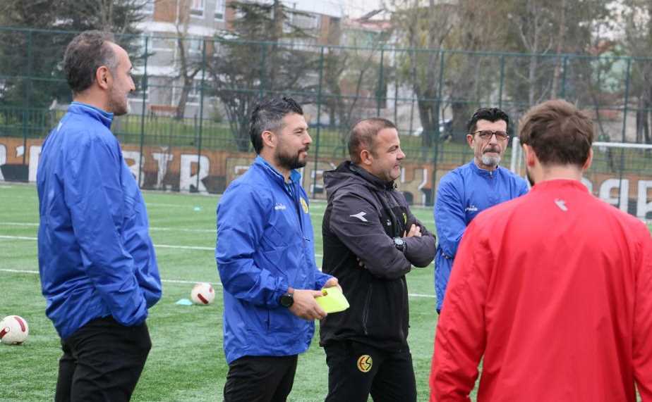 Teknik Direktör İbrahim Baş’ın istifasının ardından Eskişehirli futbolcular yeni hocasına kavuştu. Eskişehirspor’un yeni teknik direktörü Levent Kartop çalışmalara hızlı başlayarak imza töreninden sonra direkt sahaya indi ve futbolcularla tanıştı. İşte Siyah Kırmızılı futbolcuların hocasıyla ilk tanışma anları... 