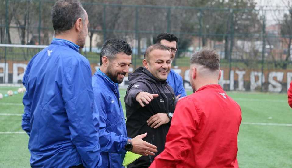 Teknik Direktör İbrahim Baş’ın istifasının ardından Eskişehirli futbolcular yeni hocasına kavuştu. Eskişehirspor’un yeni teknik direktörü Levent Kartop çalışmalara hızlı başlayarak imza töreninden sonra direkt sahaya indi ve futbolcularla tanıştı. İşte Siyah Kırmızılı futbolcuların hocasıyla ilk tanışma anları... 