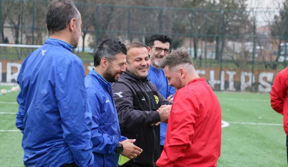 Teknik Direktör İbrahim Baş’ın istifasının ardından Eskişehirli futbolcular yeni hocasına kavuştu. Eskişehirspor’un yeni teknik direktörü Levent Kartop çalışmalara hızlı başlayarak imza töreninden sonra direkt sahaya indi ve futbolcularla tanıştı. İşte Siyah Kırmızılı futbolcuların hocasıyla ilk tanışma anları... 