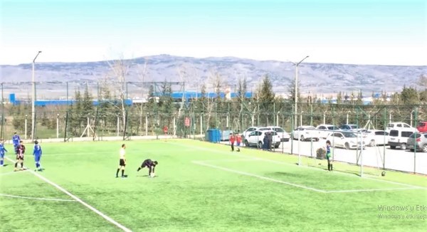 Ardından hakemin işaretini görmeyen Karabükspor'un defans oyuncusu topu ceza sahası içerisinde eline aldı. Hakemde bu durum karşısında düdüğü çalarak penaltı noktasını gösterdi.