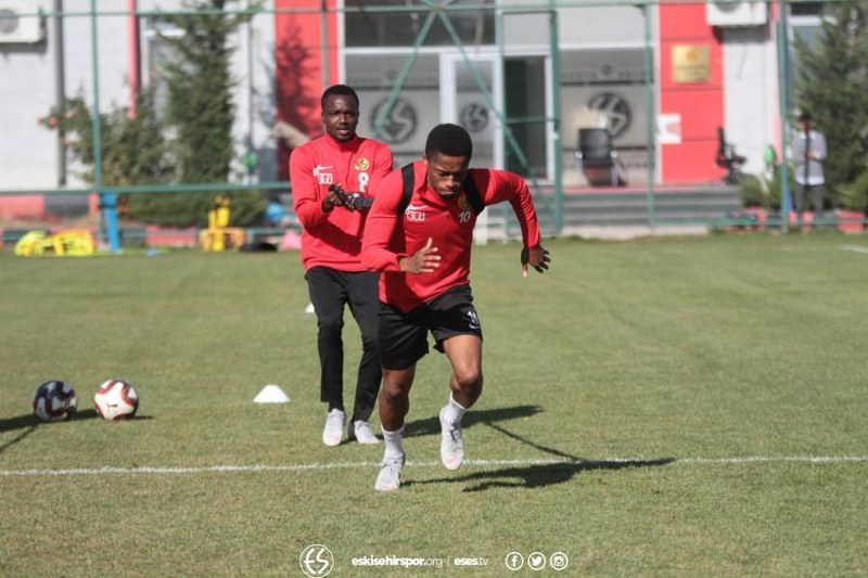 Eskişehirspor taraftarları Osmanlıspor karşılaşması hazırlıklarını sürdüren Siyah-Kırmızılı takımı ziyaret etti. Taraftarlar takıma başarılar dilerken tatlı ikramında bulundu.
