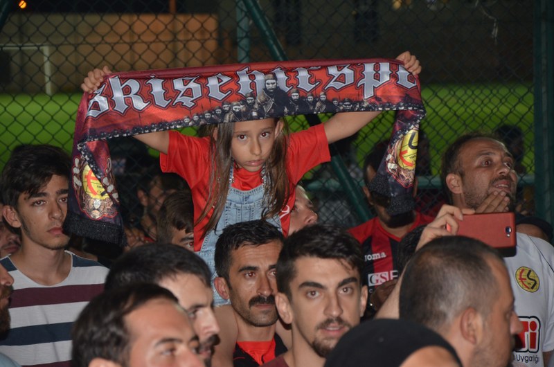 Eskişehirspor yönetimi lisans krizini çözmek için uğraşırken Eskişehirsporlu taraftarlar da tesislere akın etti.