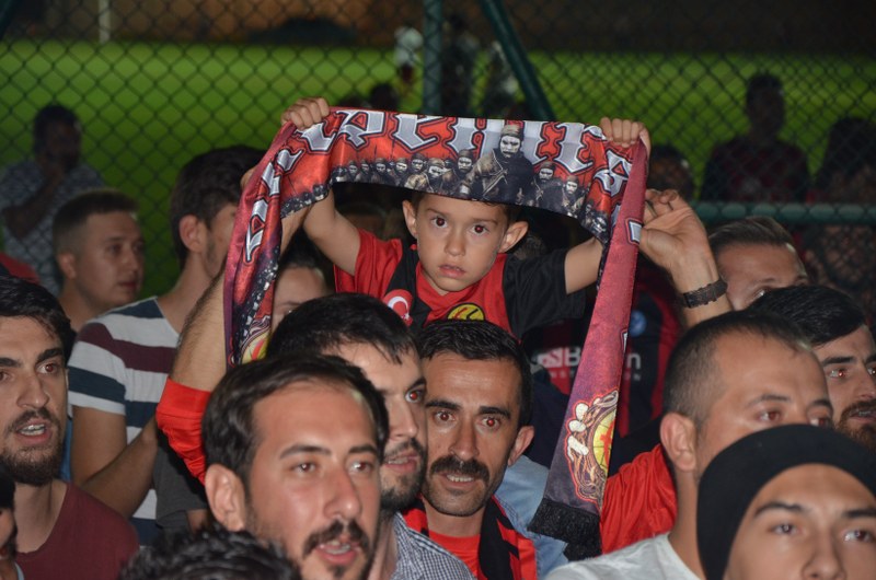 Eskişehirspor yönetimi lisans krizini çözmek için uğraşırken Eskişehirsporlu taraftarlar da tesislere akın etti.