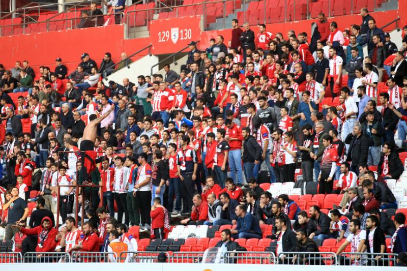 Eskişehirspor TFF 1. Lig’in 14. Haftasında Samsunspor maçında 4 golle şov yaptı. Gollerimiz Ofoedu (2), Bruno ve Erkan Zengin’den geldi. Bu galibiyet bize ilaç gibi geldi, puan sıralamasındaki yükselişimiz bu hafta da sürdü. Eskişehirspor bu galibiyetle puanını 15’e yükseltti.