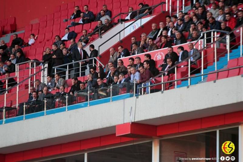 Eskişehirspor TFF 1. Lig’in 14. Haftasında Samsunspor maçında 4 golle şov yaptı. Gollerimiz Ofoedu (2), Bruno ve Erkan Zengin’den geldi. Bu galibiyet bize ilaç gibi geldi, puan sıralamasındaki yükselişimiz bu hafta da sürdü. Eskişehirspor bu galibiyetle puanını 15’e yükseltti.