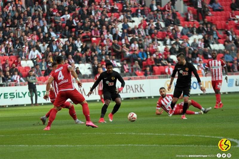 Eskişehirspor TFF 1. Lig’in 14. Haftasında Samsunspor maçında 4 golle şov yaptı. Gollerimiz Ofoedu (2), Bruno ve Erkan Zengin’den geldi. Bu galibiyet bize ilaç gibi geldi, puan sıralamasındaki yükselişimiz bu hafta da sürdü. Eskişehirspor bu galibiyetle puanını 15’e yükseltti.