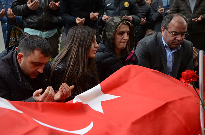 Dunca'nın, "Es Es bu sene Süper Lig'e çıkarsa mezarımı ziyaret etsinler. Erkan Zengin ve diğerleri" şeklindeki vasiyeti üzerine yapılan ziyarette duygusal anlar yaşandı.