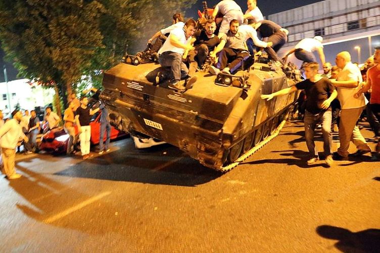 Eskişehir Valiliğince, Fetullahçı Terör Örgütü'nün (FETÖ) 15 Temmuz darbe girişiminin birinci yılında Anadolu Ajansı (AA) muhabirlerinin çektiği fotoğraflardan oluşan sergi açılacak.