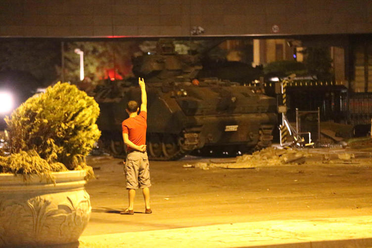 Eskişehir Valiliğince, Fetullahçı Terör Örgütü'nün (FETÖ) 15 Temmuz darbe girişiminin birinci yılında Anadolu Ajansı (AA) muhabirlerinin çektiği fotoğraflardan oluşan sergi açılacak.