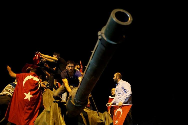 Eskişehir Valiliğince, Fetullahçı Terör Örgütü'nün (FETÖ) 15 Temmuz darbe girişiminin birinci yılında Anadolu Ajansı (AA) muhabirlerinin çektiği fotoğraflardan oluşan sergi açılacak.