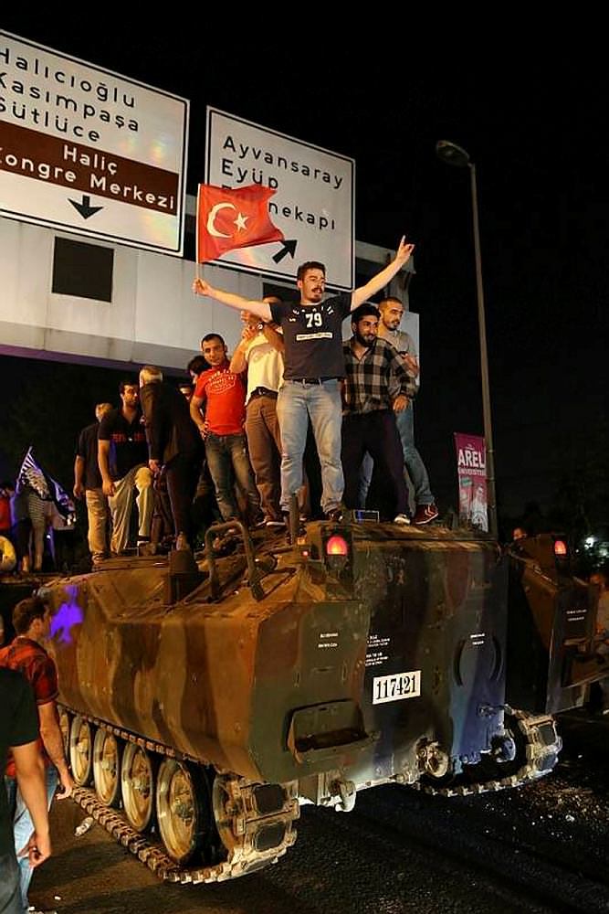 Eskişehir Valiliğince, Fetullahçı Terör Örgütü'nün (FETÖ) 15 Temmuz darbe girişiminin birinci yılında Anadolu Ajansı (AA) muhabirlerinin çektiği fotoğraflardan oluşan sergi açılacak.