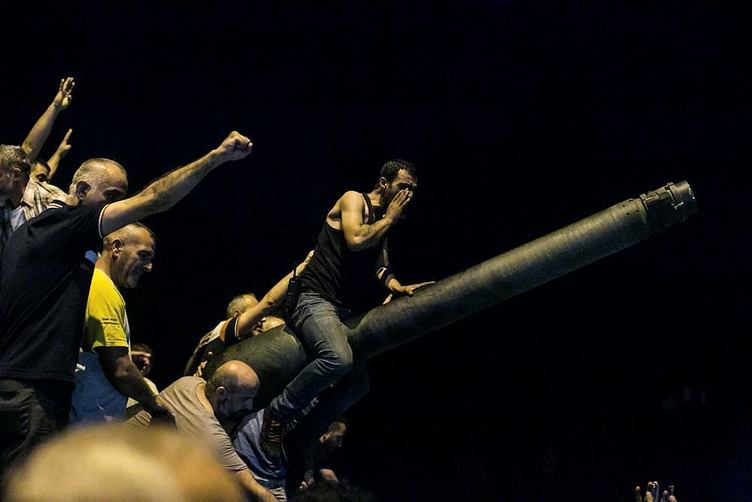 Eskişehir Valiliğince, Fetullahçı Terör Örgütü'nün (FETÖ) 15 Temmuz darbe girişiminin birinci yılında Anadolu Ajansı (AA) muhabirlerinin çektiği fotoğraflardan oluşan sergi açılacak.