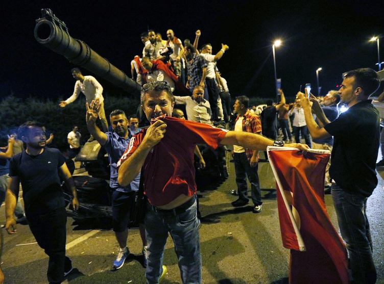 Eskişehir Valiliğince, Fetullahçı Terör Örgütü'nün (FETÖ) 15 Temmuz darbe girişiminin birinci yılında Anadolu Ajansı (AA) muhabirlerinin çektiği fotoğraflardan oluşan sergi açılacak.