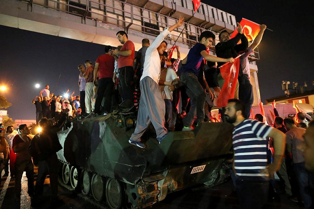 Eskişehir Valiliğince, Fetullahçı Terör Örgütü'nün (FETÖ) 15 Temmuz darbe girişiminin birinci yılında Anadolu Ajansı (AA) muhabirlerinin çektiği fotoğraflardan oluşan sergi açılacak.