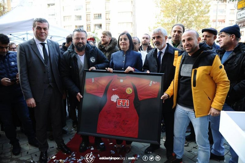 Eskişehirsporun lisanslı ürünlerinin satış mağazası olan ESSTORE’un yeni şubesi bugün gerçekleştirilen görkemli tören ile açıldı.