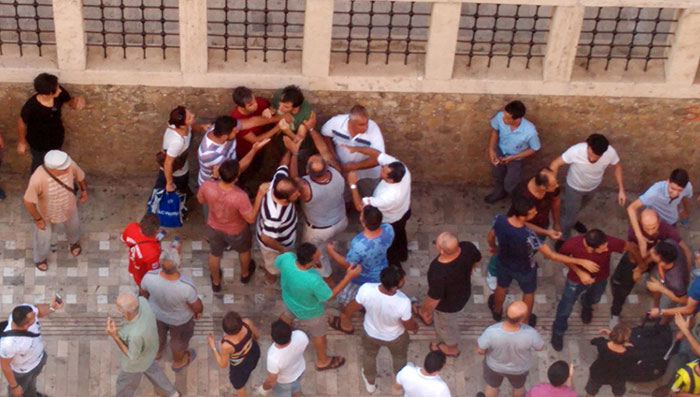 Antalya'da bir sokak satıcısının ürünlerine bakan genç kızın etek altı görüntülerini kamerayla çektiği iddia edilen genç, vatandaşlar tarafından yakalanarak dövüldü. Şüpheli gencin linç edilmesini araya giren bazı vatandaşlar ve kısa bir süre sonra olay yerine gelen polis önledi. Gencin kalabalık grup tarafından dövüldüğü görüntüler bir vatandaş tarafından cep telefonuyla kaydedildi. 