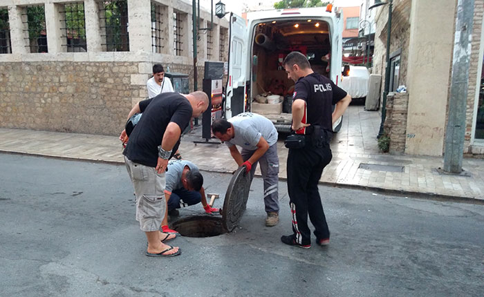 Antalya'da bir sokak satıcısının ürünlerine bakan genç kızın etek altı görüntülerini kamerayla çektiği iddia edilen genç, vatandaşlar tarafından yakalanarak dövüldü. Şüpheli gencin linç edilmesini araya giren bazı vatandaşlar ve kısa bir süre sonra olay yerine gelen polis önledi. Gencin kalabalık grup tarafından dövüldüğü görüntüler bir vatandaş tarafından cep telefonuyla kaydedildi. 