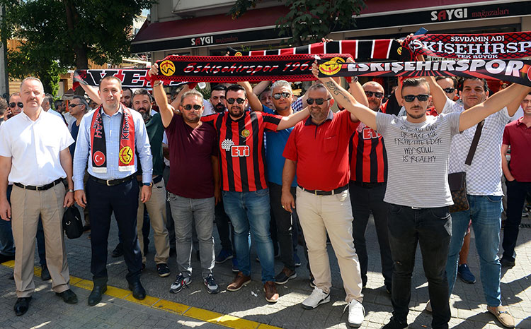 Spor Toto 1. Lig ekiplerinden Eskişehirspor'u mali yönden güçlendirmek için başlatılan kampanyaya Eskişehir Ticaret Odası (ETO) yönetimi ve üyeleri destek verdi. 