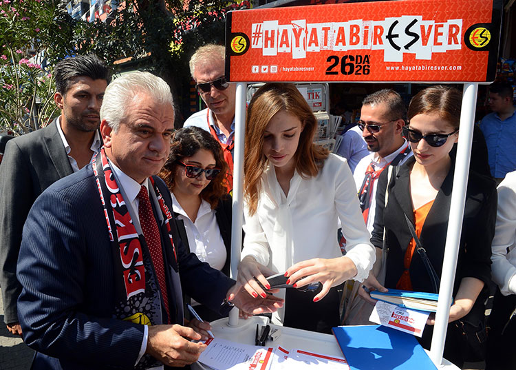 Spor Toto 1. Lig ekiplerinden Eskişehirspor'u mali yönden güçlendirmek için başlatılan kampanyaya Eskişehir Ticaret Odası (ETO) yönetimi ve üyeleri destek verdi. 