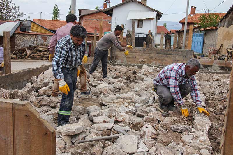 Kütahya'nın Domaniç ilçesine bağlı Çukurca beldesinde 24 Nisan'da çıkan yangında seferber oldukları halde iki katlı ahşap evi kül olmaktan kurtaramayan belde halkı, bu kez imece usulüyle evi yeniden inşa ediyor.   