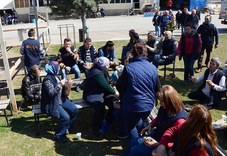 Eskişehir’de faaliyet gösteren bir mobilya fabrikasında çalışan bir grup işçi, 9 arkadaşlarının iş akdinin feshedildiğini iddia ederek protesto eylemi düzenledi.