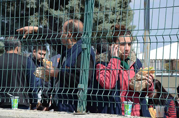 Eskişehir’de faaliyet gösteren bir mobilya fabrikasında çalışan bir grup işçi, 9 arkadaşlarının iş akdinin feshedildiğini iddia ederek protesto eylemi düzenledi.