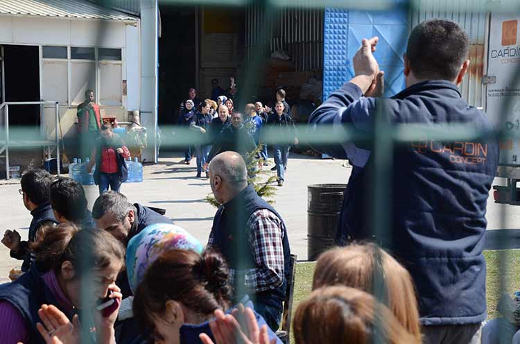 Eskişehir’de faaliyet gösteren bir mobilya fabrikasında çalışan bir grup işçi, 9 arkadaşlarının iş akdinin feshedildiğini iddia ederek protesto eylemi düzenledi.