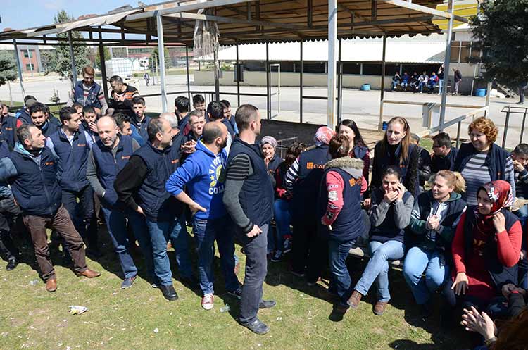 Eskişehir’de faaliyet gösteren bir mobilya fabrikasında çalışan bir grup işçi, 9 arkadaşlarının iş akdinin feshedildiğini iddia ederek protesto eylemi düzenledi.