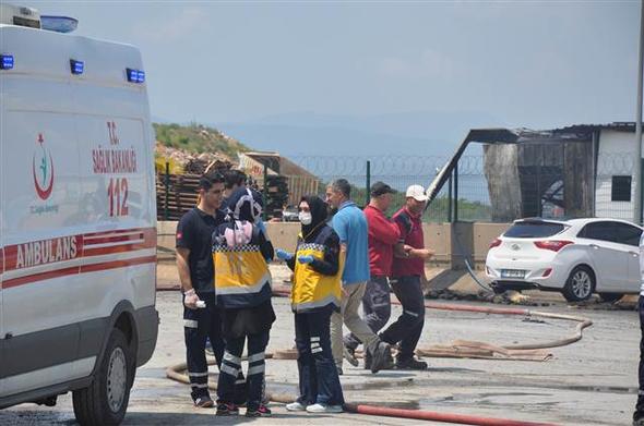 Bursa’nın İnegöl ilçesinde Mobilya İhtisas Organize Sanayi bölgesinde faaliyet gösteren sunta fabrikasının devam eden inşaatında yaşanan yangın ve patlama ortalığı savaş alanına çevirdi. Şans eseri olayda ölen ya da yaralanan olmazken, 5 araç zarar gördü. 