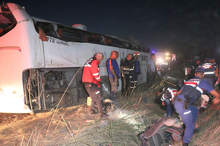 Aksaray’da otobüsün şarampole devrilmesi sonucu meydana gelen trafik kazasında 1’i çocuk 6 kişi hayatını kaybetti, 44 kişi de yaralandı. 