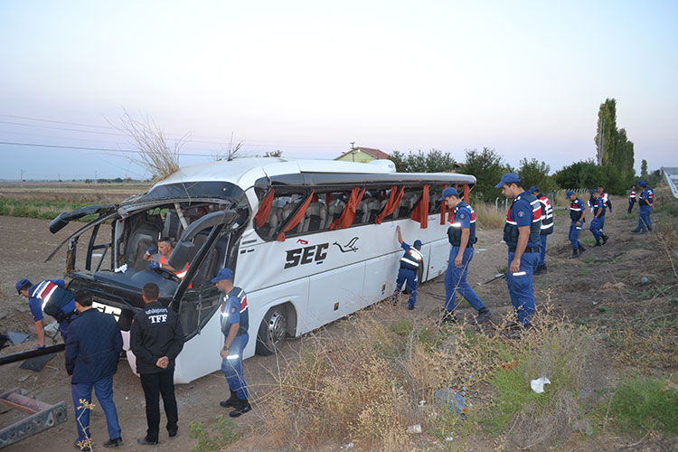 Aksaray’da otobüsün şarampole devrilmesi sonucu meydana gelen trafik kazasında 1’i çocuk 6 kişi hayatını kaybetti, 44 kişi de yaralandı. 