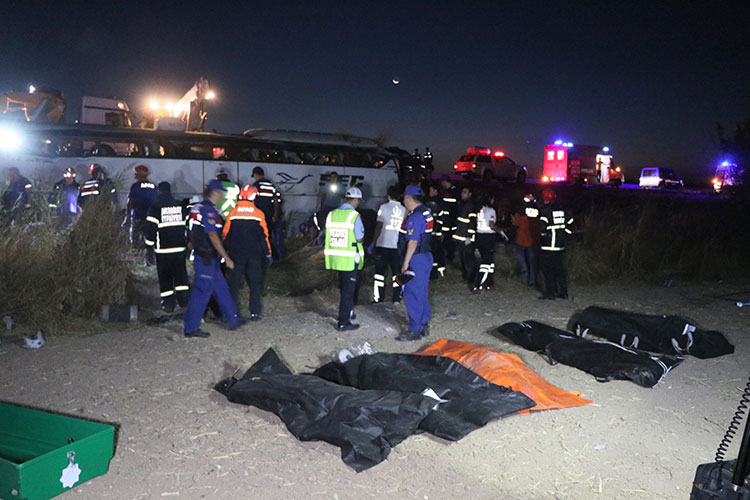 Aksaray’da otobüsün şarampole devrilmesi sonucu meydana gelen trafik kazasında 1’i çocuk 6 kişi hayatını kaybetti, 44 kişi de yaralandı. 