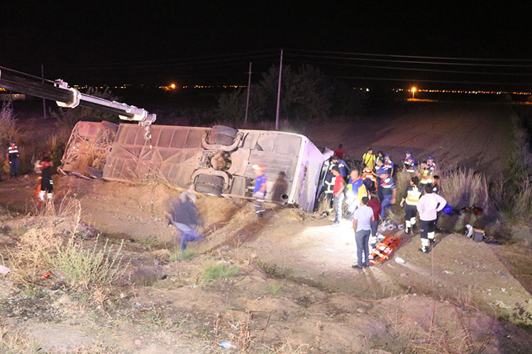 Aksaray’da otobüsün şarampole devrilmesi sonucu meydana gelen trafik kazasında 1’i çocuk 6 kişi hayatını kaybetti, 44 kişi de yaralandı. 