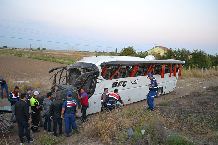 Aksaray’da otobüsün şarampole devrilmesi sonucu meydana gelen trafik kazasında 1’i çocuk 6 kişi hayatını kaybetti, 44 kişi de yaralandı. 