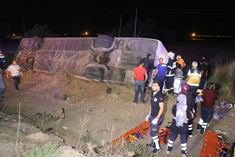 Aksaray’da otobüsün şarampole devrilmesi sonucu meydana gelen trafik kazasında 1’i çocuk 6 kişi hayatını kaybetti, 44 kişi de yaralandı. 