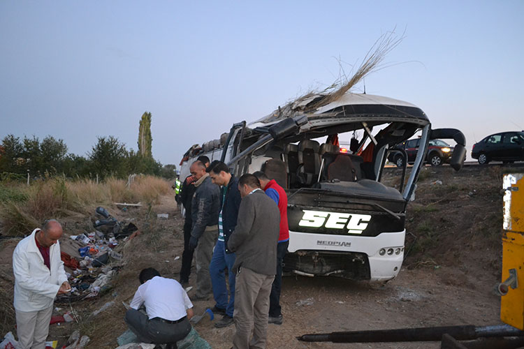 Aksaray’da otobüsün şarampole devrilmesi sonucu meydana gelen trafik kazasında 1’i çocuk 6 kişi hayatını kaybetti, 44 kişi de yaralandı. 